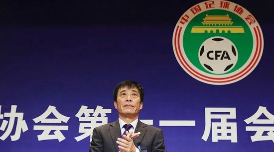 男生扒开女生屁股用力插
